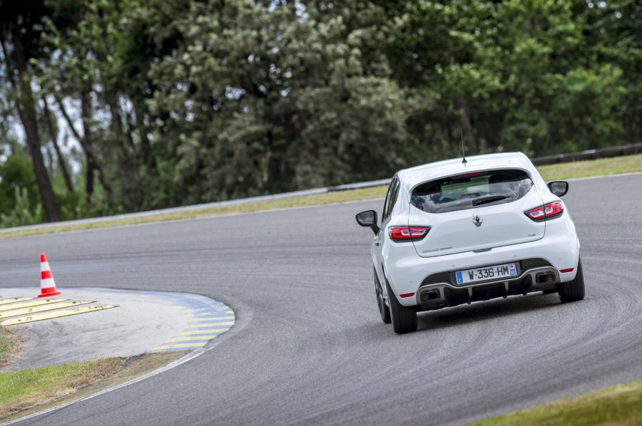  Renault Clio R.S. 220 Trophy 2016 года  (фото 8 из 25)